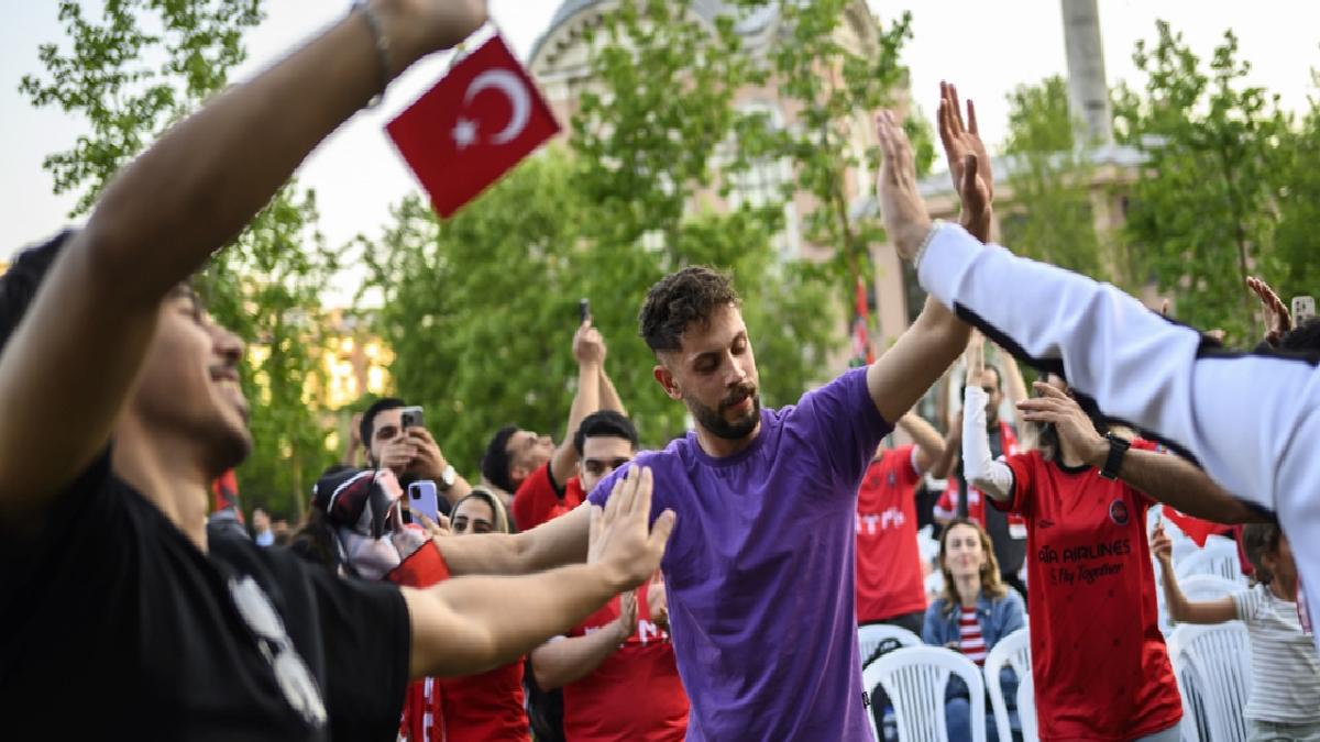 İran futbol takımı Traktör taraftarları, şampiyonluğu İstanbul’da kutladı