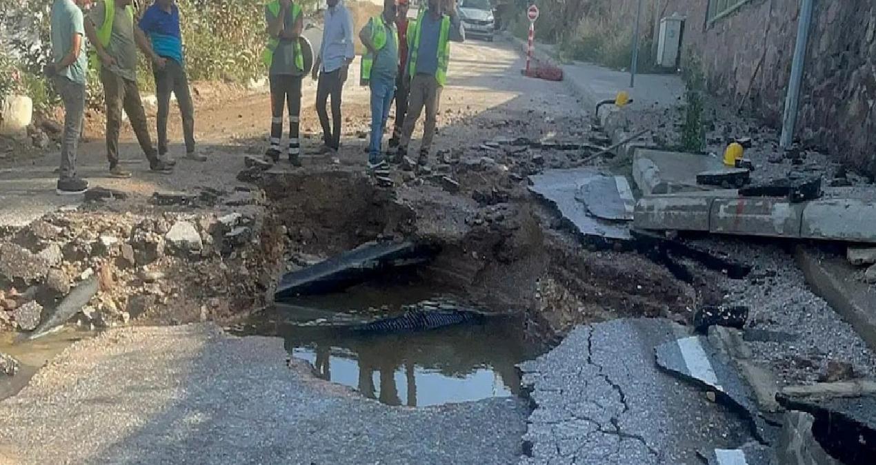 İsale hattı bomba gibi patladı, evler ve araçlar zarar gördü