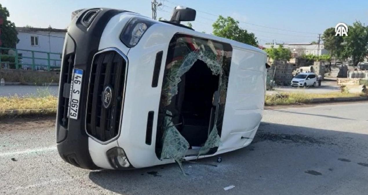 İşçi servisi ile otomobil çarpıştı: 12 kişi yaralandı