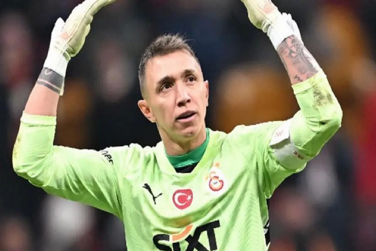 İsmi Galatasaray’la anılan kaleciden sürpriz hareket! Muslera’yı takip etti