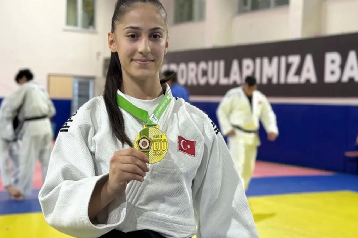İsrailli rakibini yenen Fatma Zehra, madalyasını Filistin’e adadı