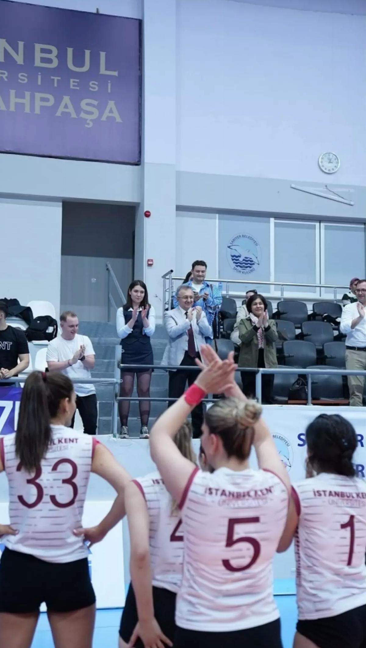 İstanbul Kent Üniversitesi Voleybol Takımı Şampiyon