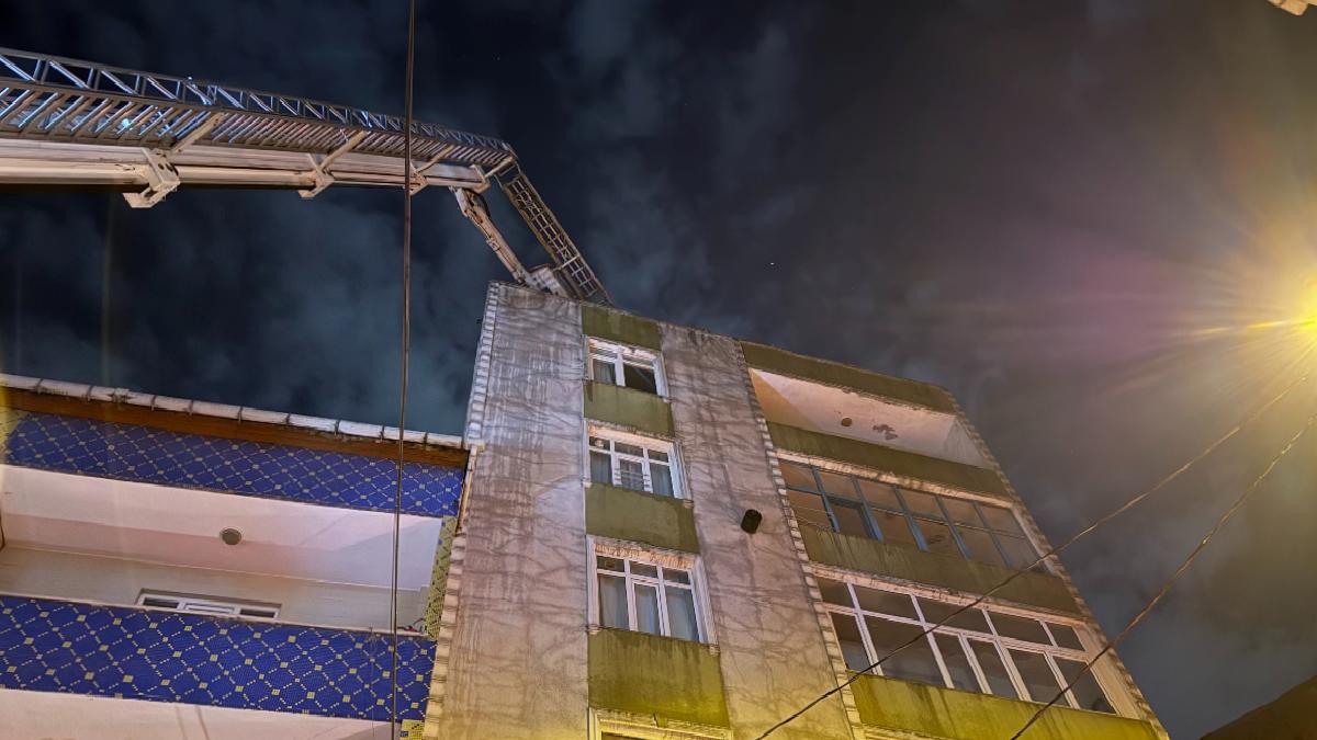 İstanbul’da 7 katlı binanın çatısında yangın paniği