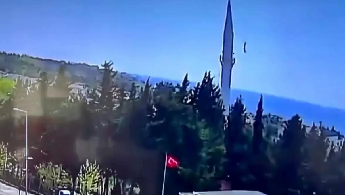 İstanbul’da Deprem Cami Minaresini Vurdu