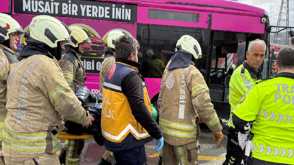 İstanbul’da duraktaki metrobüse başka bir metrobüs çarptı