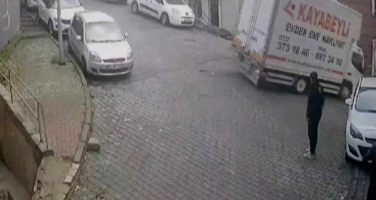 İstanbul’da korku dolu anlar kamerada: Kamyonet binaya çarptı