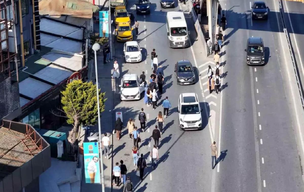 İstanbul’da Özel Halk Otobüsleri Grevi, Metrobüs Duraklarında Yoğunluk Yarattı