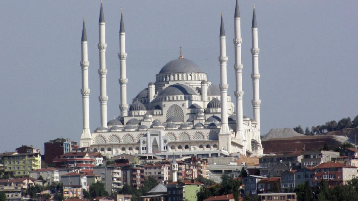 İstanbul’un silüetinde yer edinen Büyük Çamlıca Cami 6 yaşında
