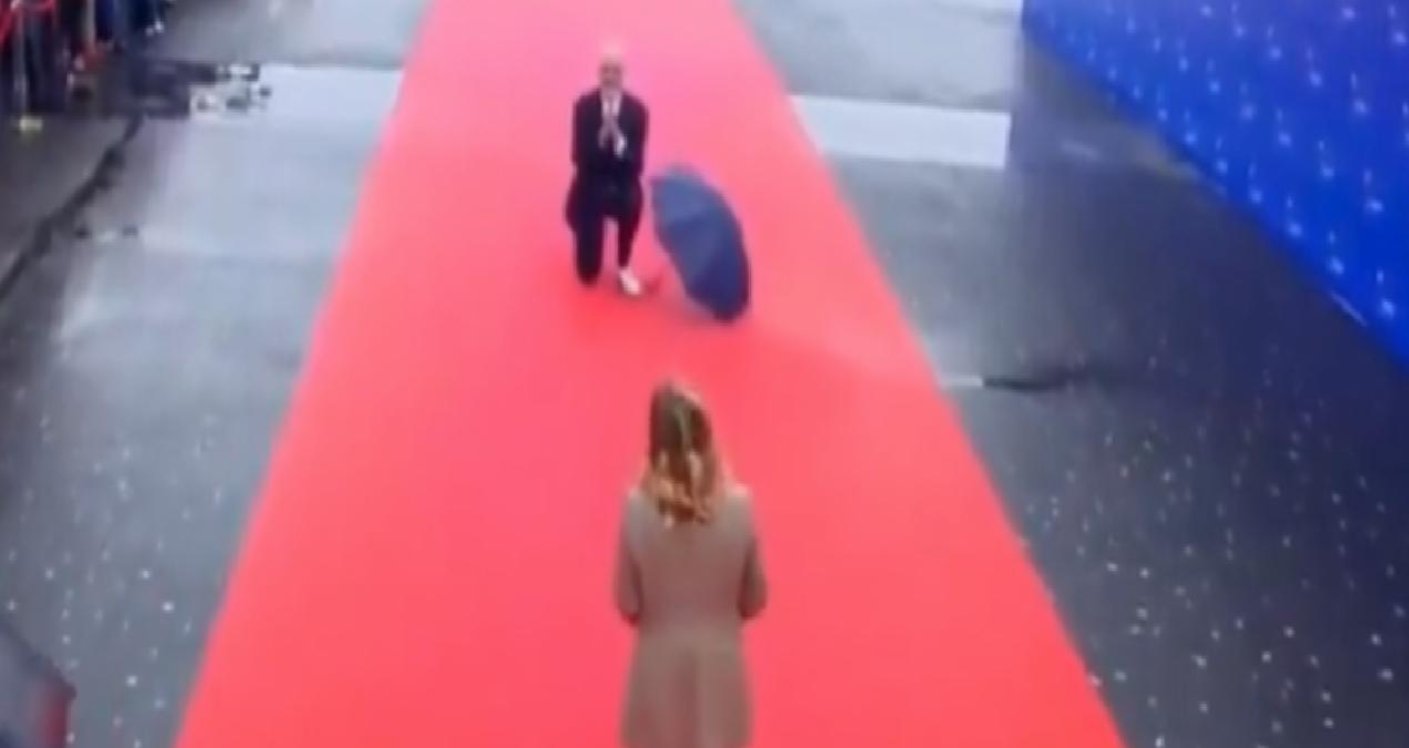 İtalya Başbakanı’nı dizleri üzerinde karşıladı