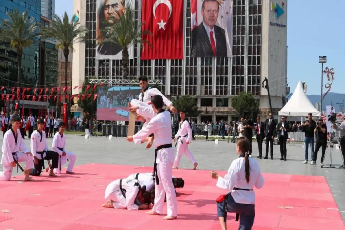 İzmir’de 19 Mayıs Coşkusu