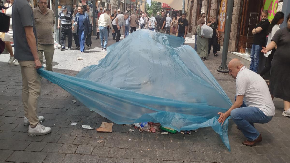 İzmir’in göbeğinde çöpten utanç manzarası: Esnaf çözümü üzerini kapatmakta buldu