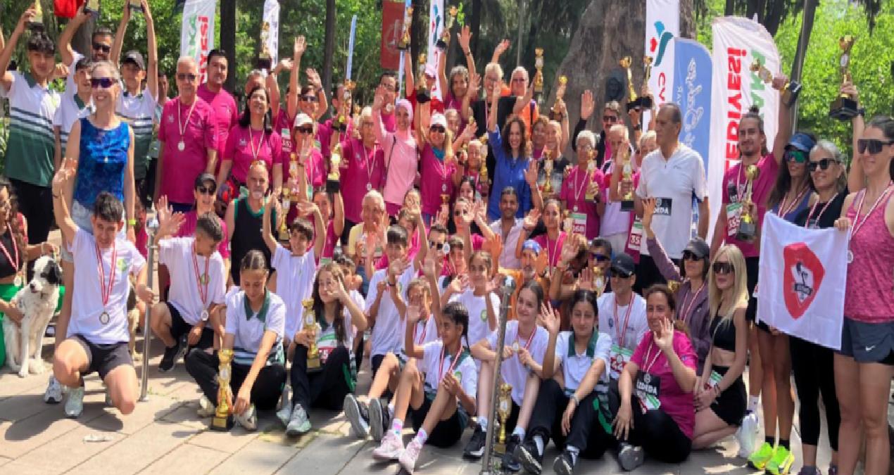 İzmirliler binlerce kişi  Zübeyde annelerine koştu kupaları topladılar