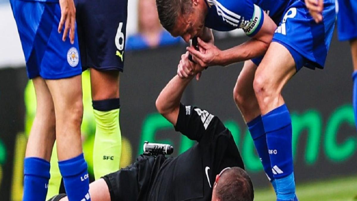 Jamie Vardy, hakemin düdüğünü çaldı
