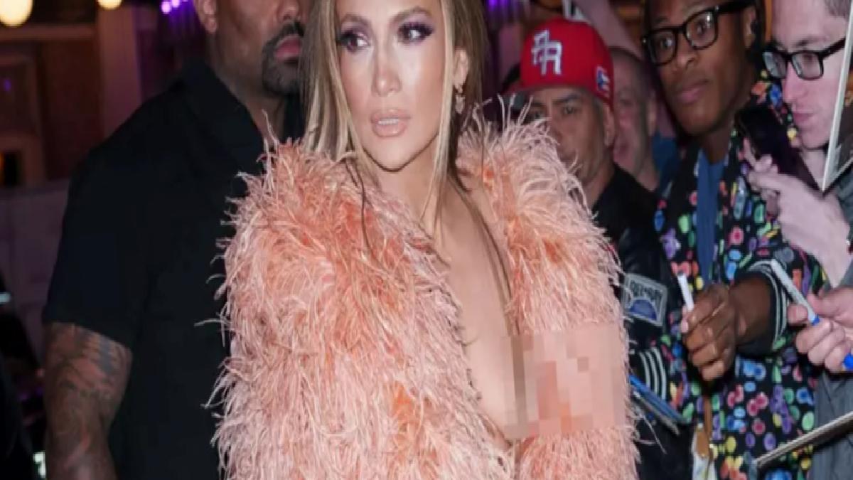 Jennifer Lopez frikik verdi! Tüylü montu kayınca