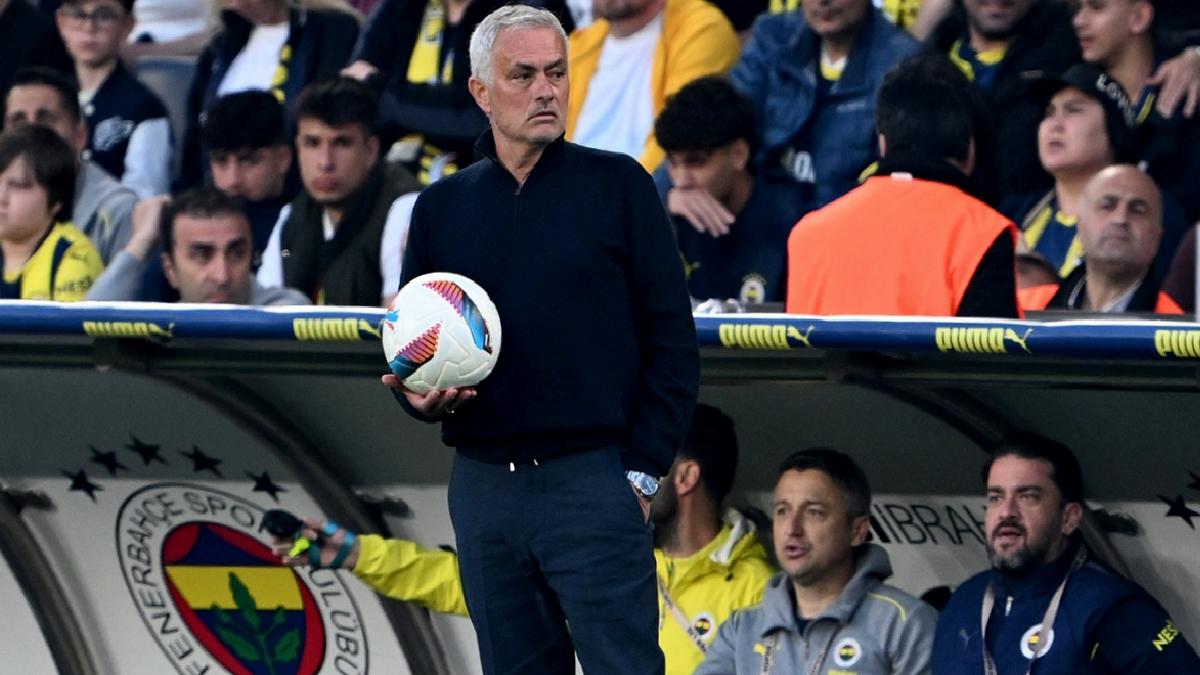 Jose Mourinho, Fenerbahçe’de 5. derbisini de galip bitiremedi