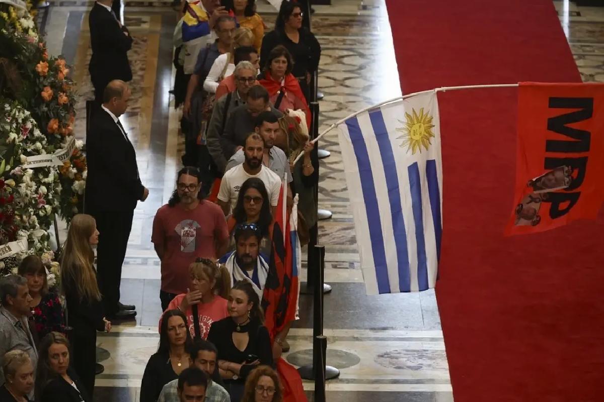 Jose Mujica Son Yolculuğuna Uğurlandı