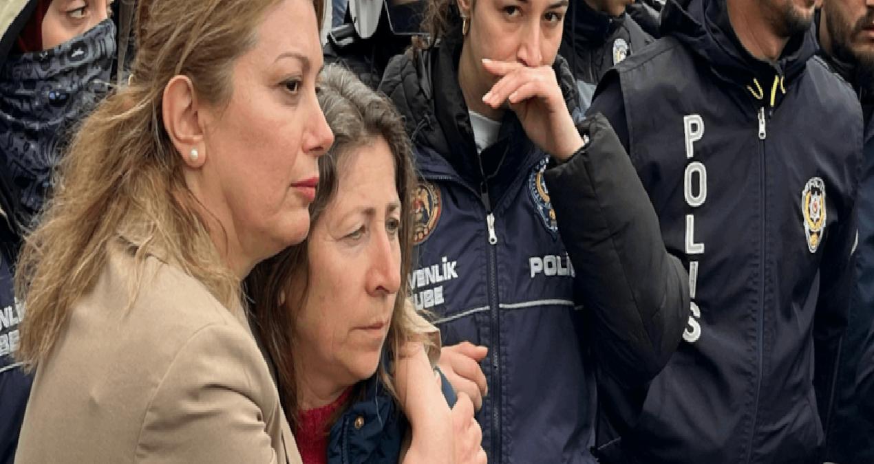 Kadıköy Meydanı’nda kadın milletvekili, kadın muhtarı polisin elinden sarılarak kurtarıldı