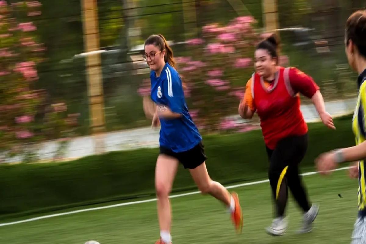 Kadınlar Halı Saha Maçlarıyla Stres Atıyor