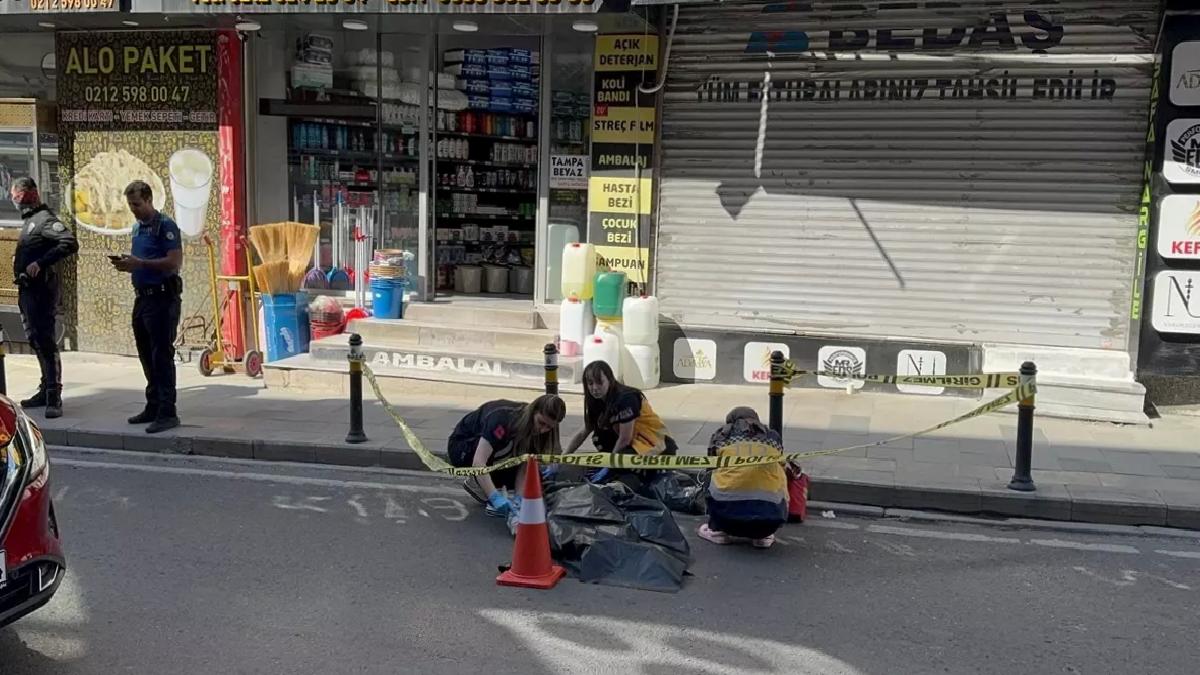 Kaldırımda Fenalaşan Yaya, Servis Aracının Altında Kaldı
