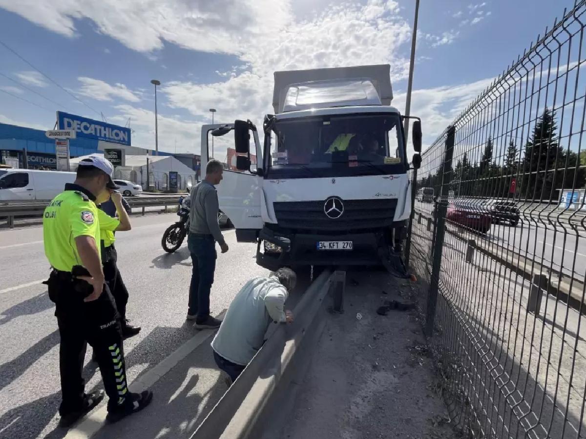 Kalp Krizi Geçiren Şoför Kamyonu Bariyere Çarptı