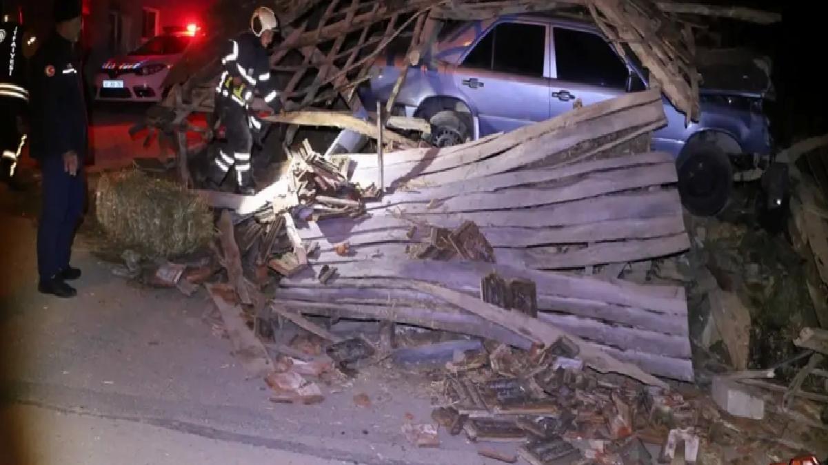 Kandıra’da Otomobil Samanlığa Girdi; Sürücü Yaralı