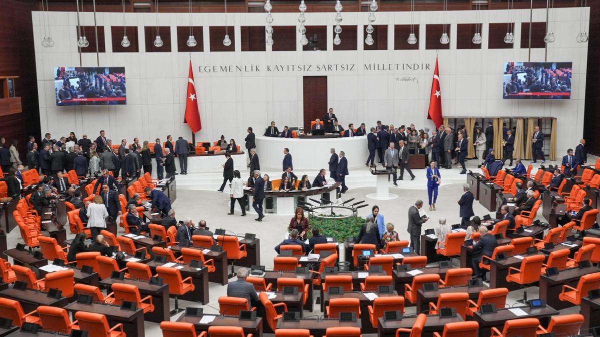 Kanun teklifi TBMM’de kabul edildi: Memurluğa 35 yaş sınırı getirildi