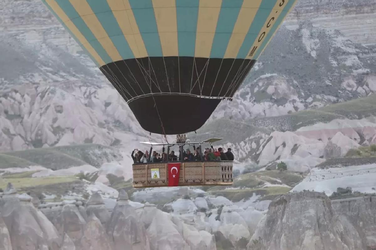 Kapadokya’da gökyüzü Türk bayrakları ve Atatürk posterleriyle süslendi