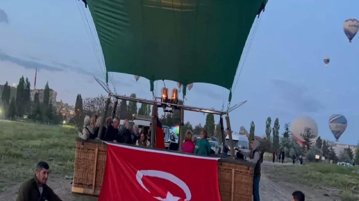 Kapadokya’da Sıcak Hava Balonları Türk Bayrakları ve Atatürk Posterleri ile Havalandı
