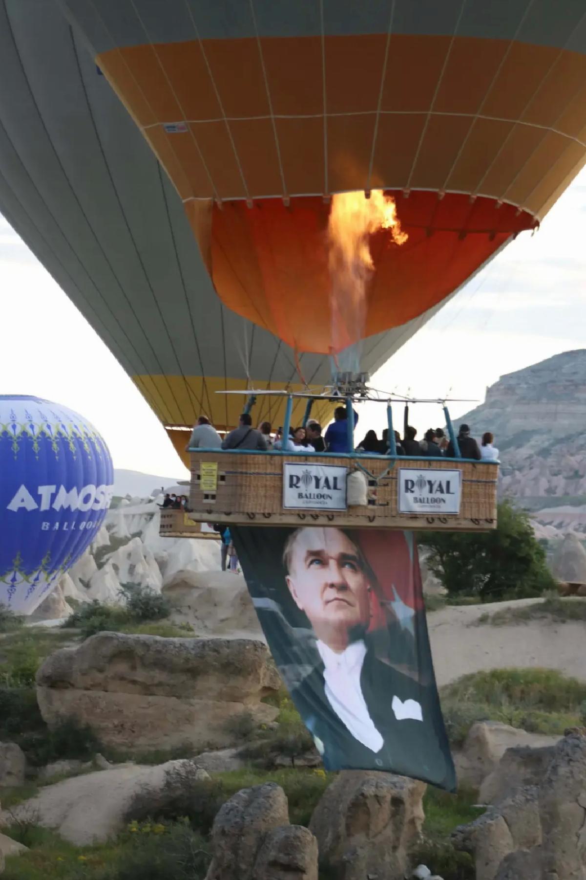 Kapadokya’da Sıcak Hava Balonları Türk Bayraklarıyla Havalandı