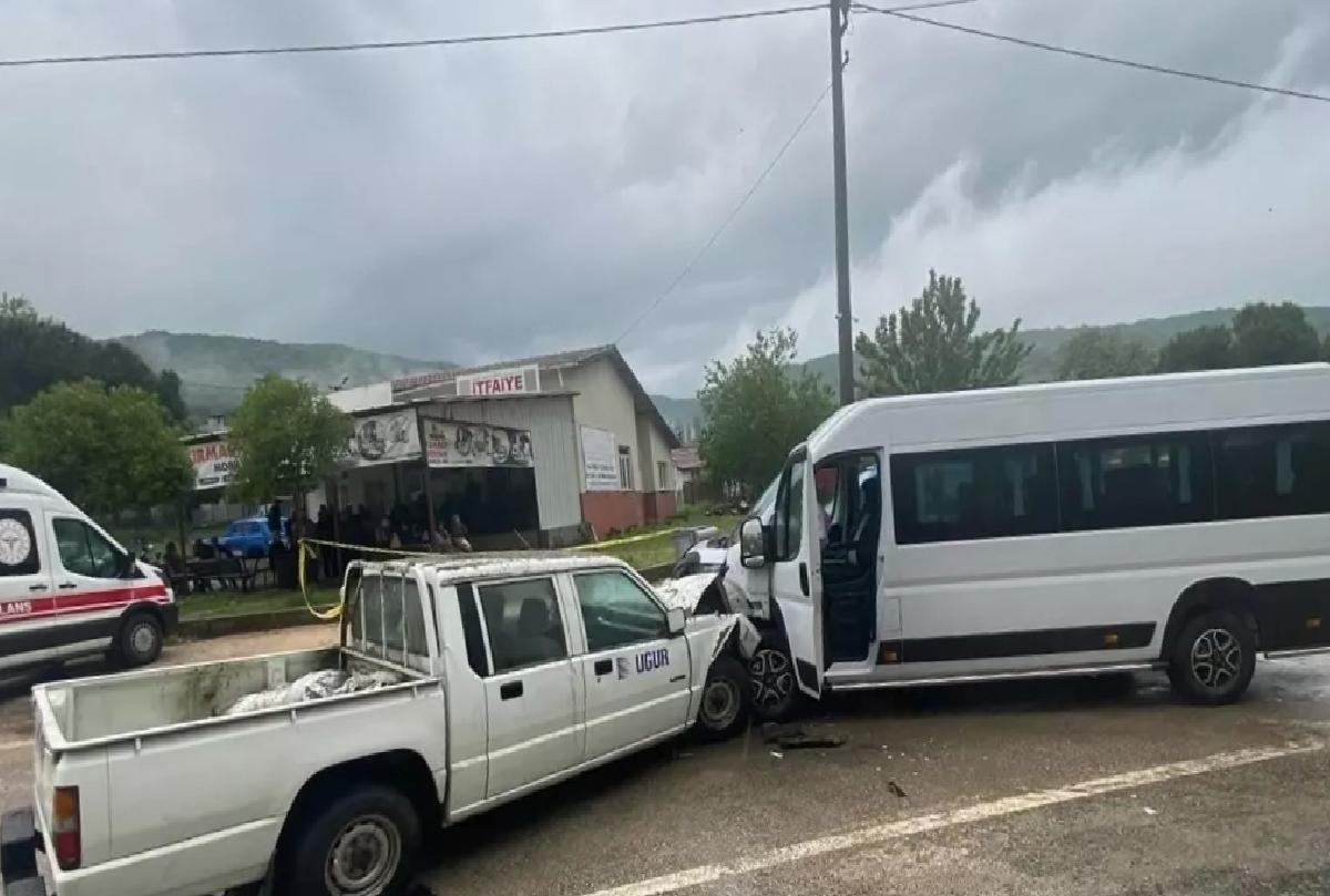 Karacabey’de Minibüs-Kamyonet Çarpıştı: 1 Ölü, 2 Yaralı