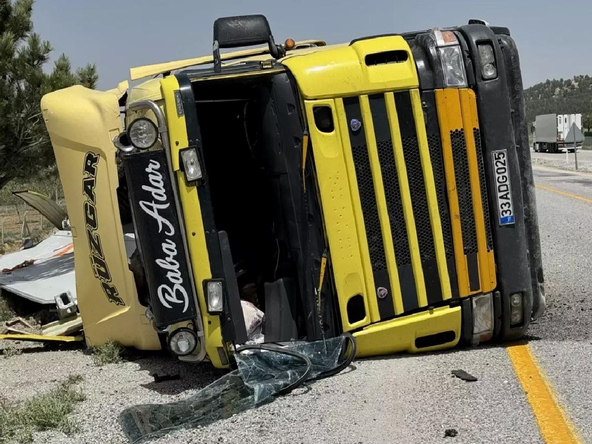 Karaman’da Tır Devrildi: Sürücü Yaralandı