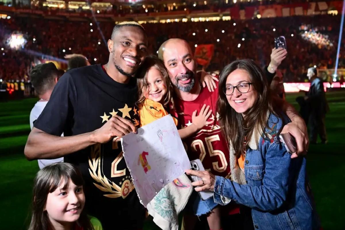 Kararını en yakınına açıkladı: Osimhen Galatasaray’da kalmaya daha yakın