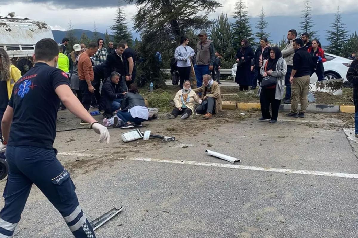 Karşı şeride geçip yan yattı! Isparta’da can pazarı: 15 kişi yaralandı