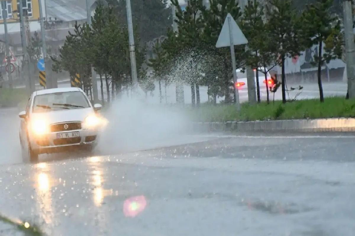 Kars’ta Dolu ve Sağanak Hayatı Olumsuz Etkiledi