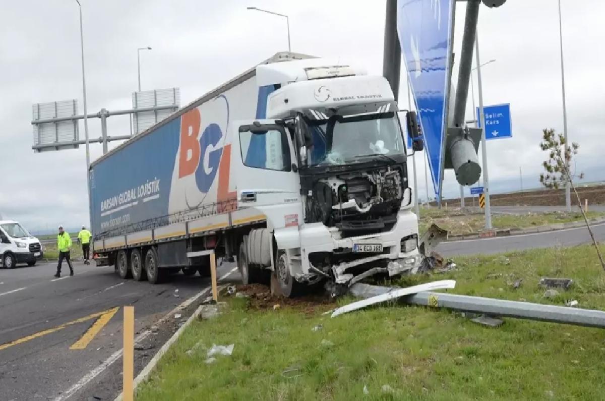 Kars’ta otomobil ile tırın çarpıştığı kazada 1 kişi öldü, 3 kişi yaralandı