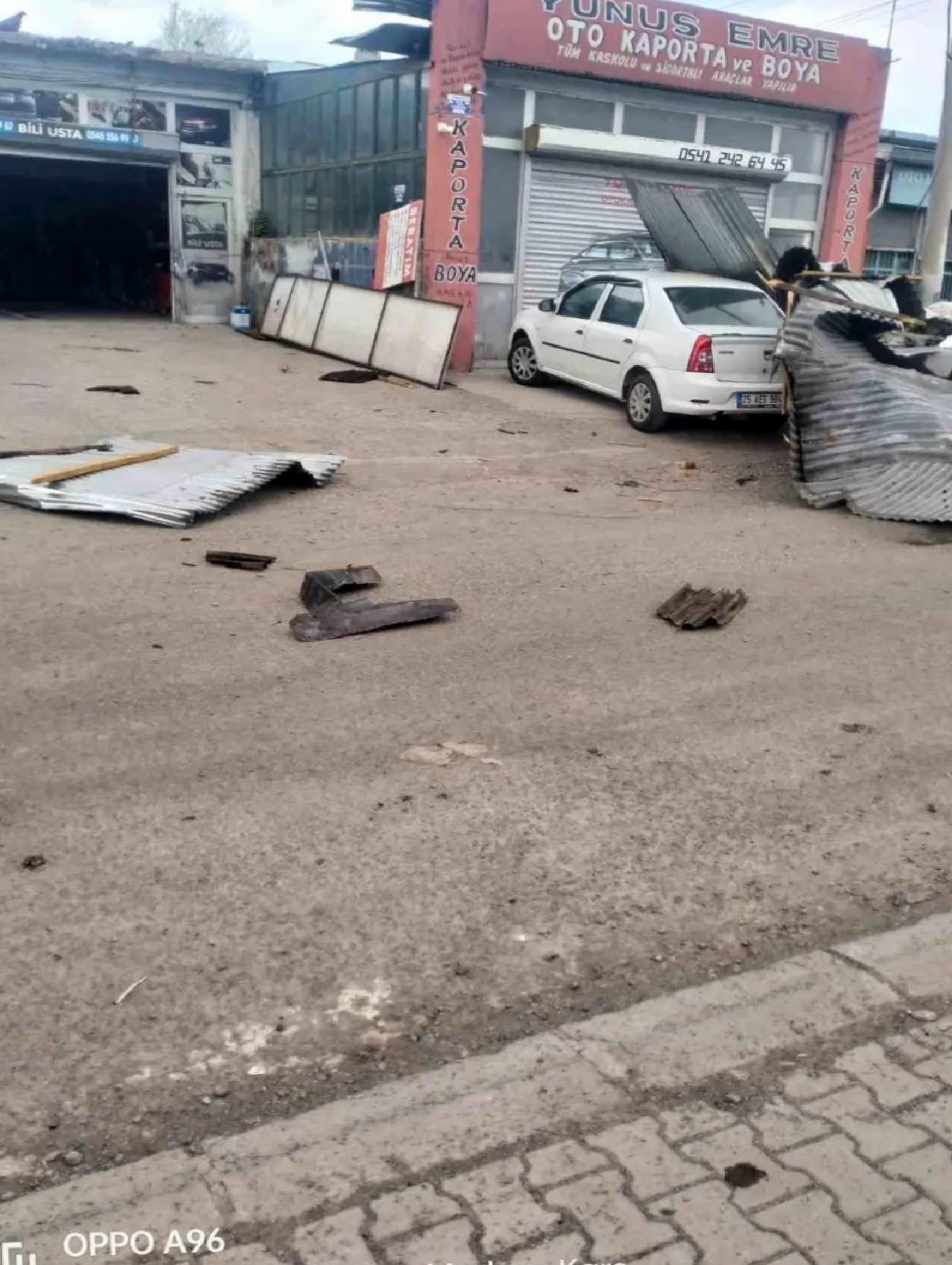 Kars’ta Şiddetli Rüzgar Çatıları Uçurdu