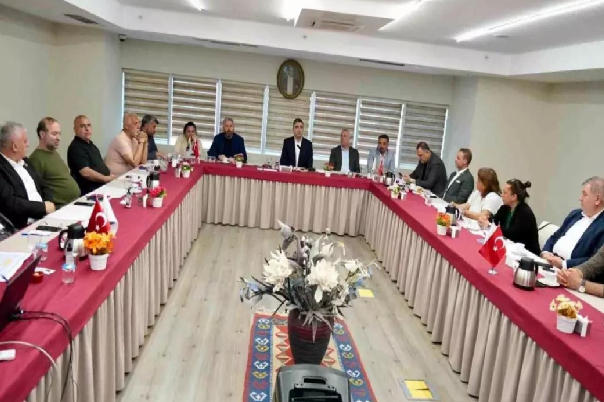 Kartal’da Muhtarlar Toplantısı: Kentsel Dönüşüm ve Deprem Güvenliği Konuları Ele Alındı