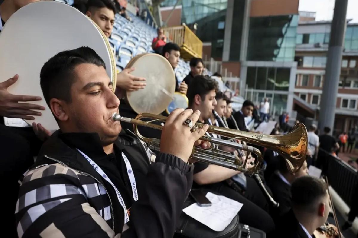 Kasımpaşa-Trabzonspor maçı öncesinde müzik etkinliği düzenlendi