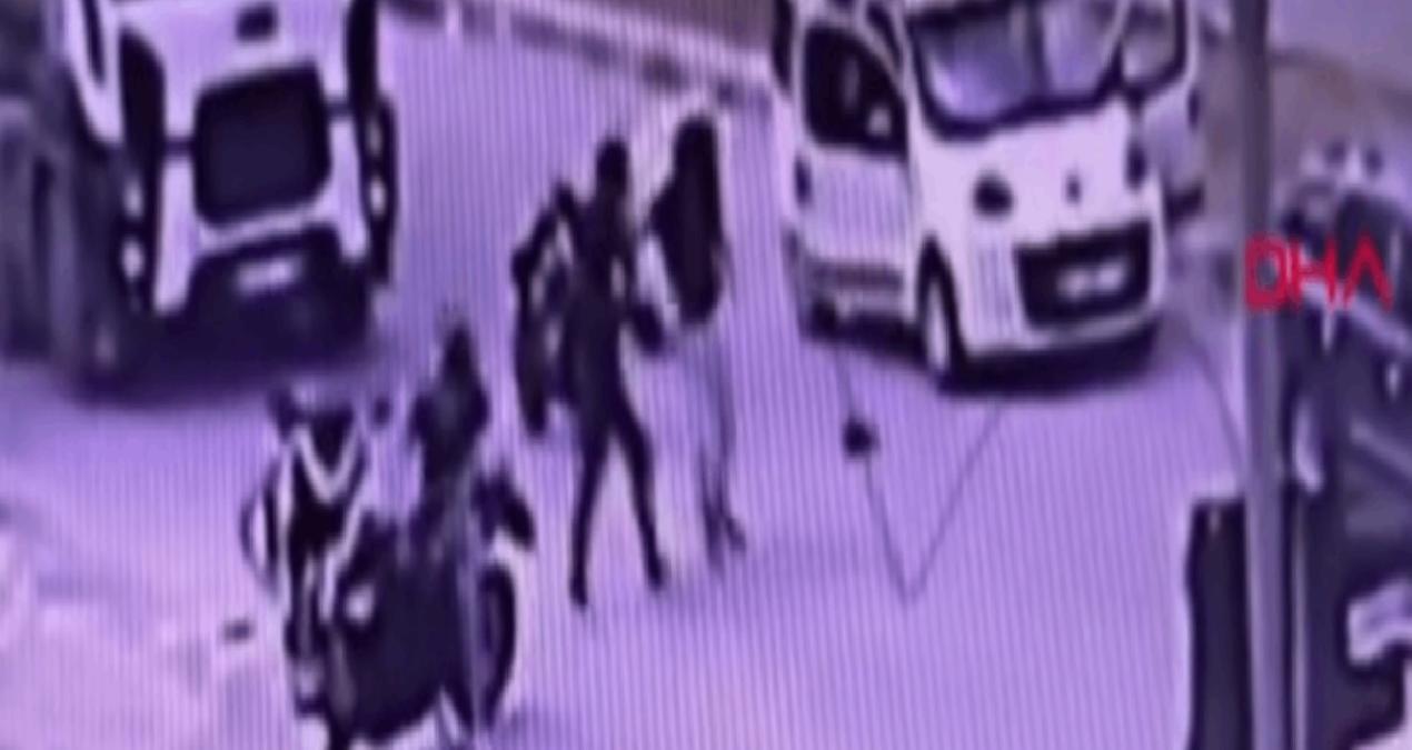Kaskla defalarca araca vurup, sürücüsünü dövdü