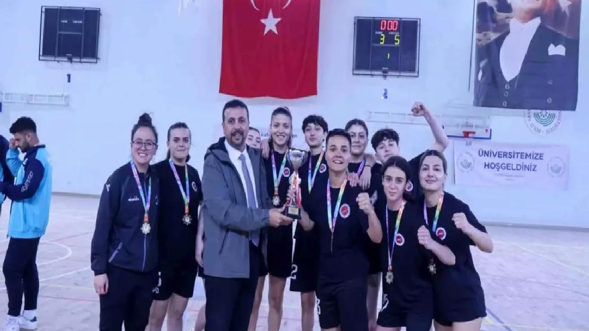 Kastamonu Üniversitesi Kadın Futsal Takımı Namağlup Şampiyon
