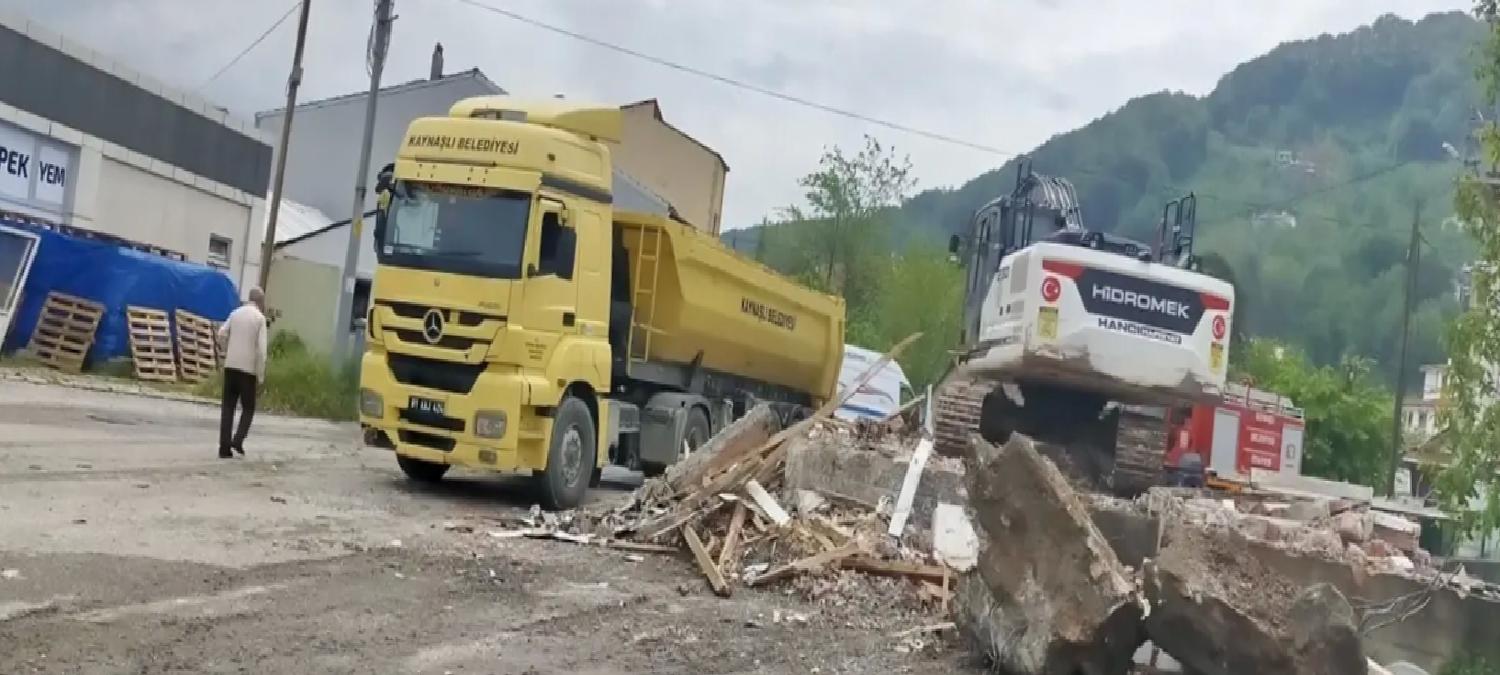 Kaynaşlı’da Geçici İş Yerlerinin Yıkımı Başladı
