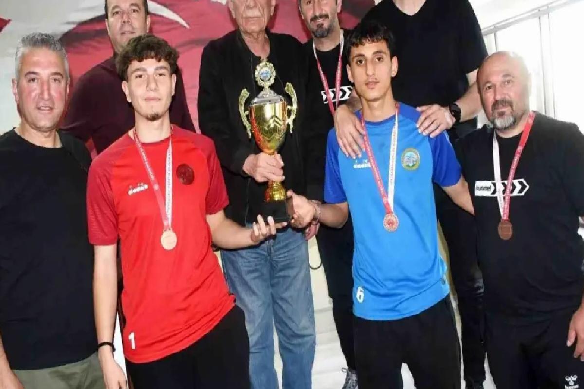Kayseri Süper U-18 Ligi Şampiyonları Ödüllerini Aldı