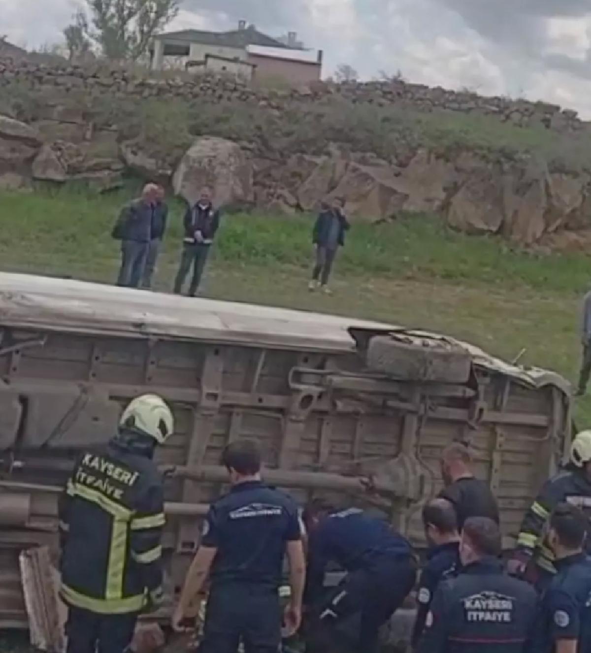Kayseri’de Öğrenci Minibüsü Devrildi: 16 Yaralı