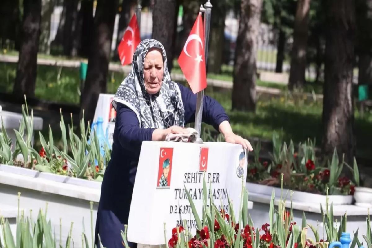 Kayseri’de şehit anneleri, Anneler Günü’nde evlatlarının kabri başında dua etti