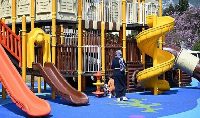 Kemer’de parklar yenileniyor