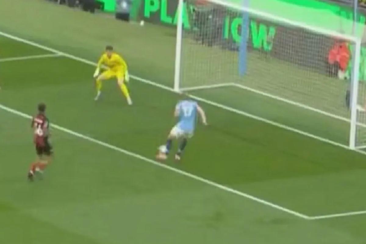 Kevin De Bruyne Etihad’daki son maçında inanılmaz bir gol kaçırdı