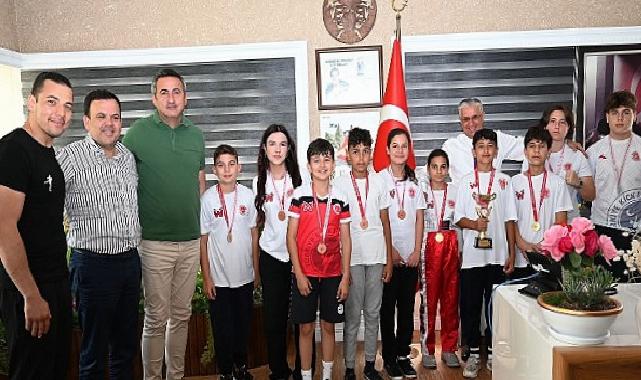 Kick Boks sporcuları başarılarını Başkan Topaloğlu ile paylaştı