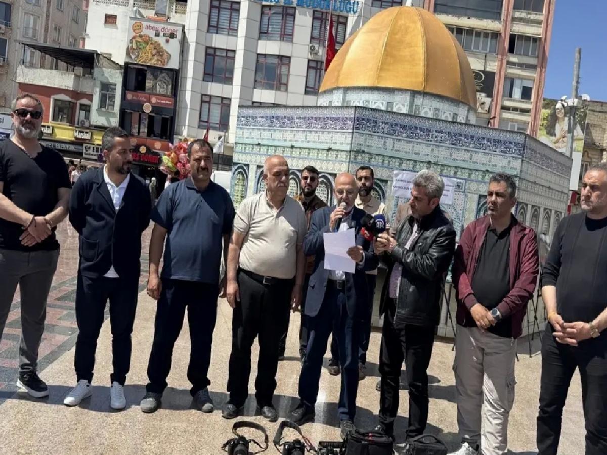 Kilis’te gazeteciler İsrail’in 212 meslektaşını öldürmesini kameralarını yere bırakarak protesto etti