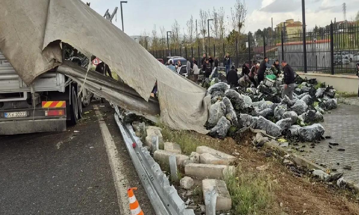 Kırıkkale’de Tır Devrildi, Sürücü Yaralandı