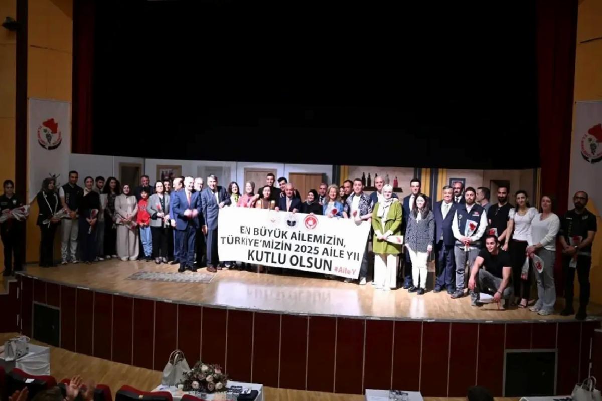 Kırklareli’nde ‘Yarınlara Geç Kalmadan’ Tiyatro Oyunu Sahnelendi